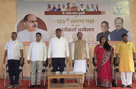रांची के तुपुदाना में केंद्रीय रक्षा राज्यमंत्री संजय सेठ की उपस्थिति में भाजपा की सदस्यता लेते सामाजिक कार्यकर्ता सुमित दुबे।