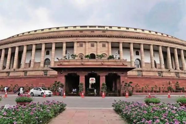 संसद में विदेशों से भारत वापस लाई गई प्राचीन वस्तुओं का ब्योरा देते केंद्रीय मंत्री गजेंद्र सिंह शेखावत।