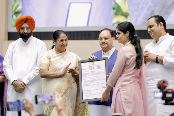 रिम्स रांची में पांच नई परियोजनाओं का उद्घाटन और नियुक्ति पत्र वितरित करते स्वास्थ्य मंत्री डॉ. इरफान अंसारी।