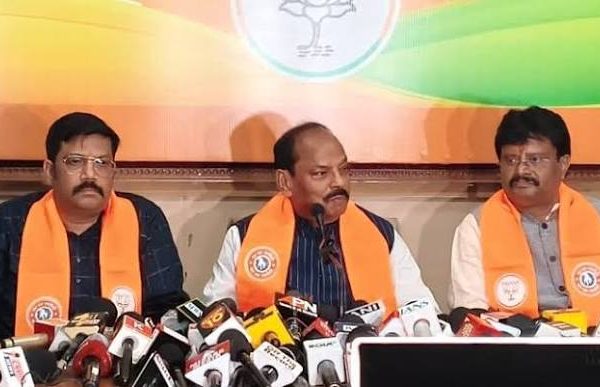 रांची में प्रेस वार्ता के दौरान विपक्ष पर हमला बोलते पूर्व मुख्यमंत्री रघुवर दास