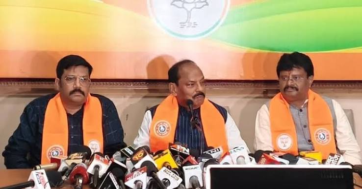 रांची में प्रेस वार्ता के दौरान विपक्ष पर हमला बोलते पूर्व मुख्यमंत्री रघुवर दास