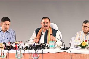 रायपुर में प्रेस वार्ता कर विभागीय आंकड़े प्रस्तुत करते स्वास्थ्य मंत्री श्याम बिहारी जायसवाल