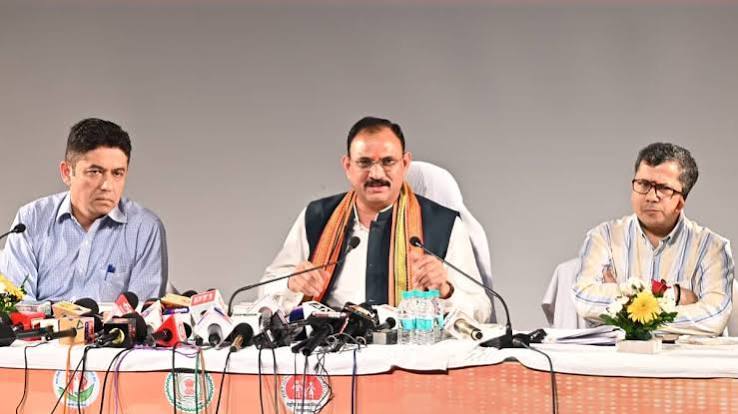 रायपुर में प्रेस वार्ता कर विभागीय आंकड़े प्रस्तुत करते स्वास्थ्य मंत्री श्याम बिहारी जायसवाल