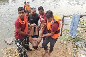 धमतरी के सेमरा एनीकट में बहे युवक का शव दो दिन बाद एसडीआरएफ टीम ने बरामद किया