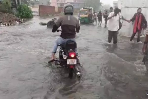 रांची के पंडरा और अपर बाजार इलाके में लगातार बारिश के बाद सड़कों पर हुआ भारी जलजमाव।