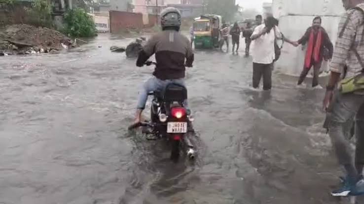 रांची के पंडरा और अपर बाजार इलाके में लगातार बारिश के बाद सड़कों पर हुआ भारी जलजमाव।