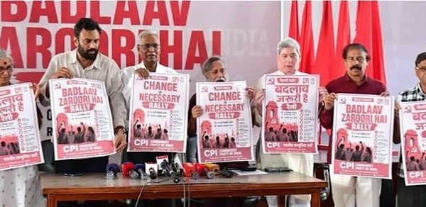 नई दिल्ली में 'बदलाव जरूरी है' रैली का आधिकारिक पोस्टर जारी करते सीपीआई महासचिव डी. राजा।