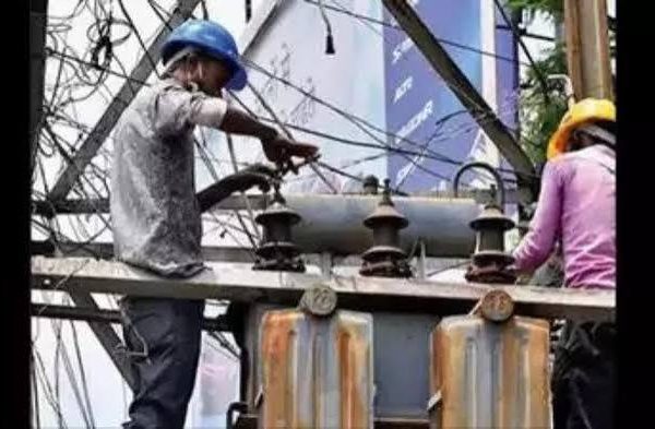 झारखंड ऊर्जा विकास निगम के कार्यालय के बाहर अपनी मांगों और छंटनी के विरोध में एकजुट हुए श्रमिक संघ के सदस्य।