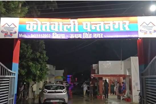पंतनगर में नाबालिग लड़कियों से छेड़छाड़ के आरोपी की गिरफ्तारी की मांग को लेकर थाने का घेराव करती महिलाएं