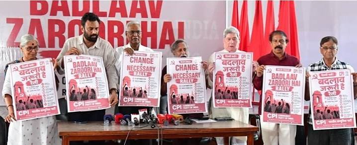 नई दिल्ली में 'बदलाव जरूरी है' रैली का आधिकारिक पोस्टर जारी करते सीपीआई महासचिव डी. राजा।