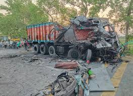 चंदवा की डेढ़ टंगवा घाटी में सरिया लदे दो ट्रकों की टक्कर में चालक की मौत और तीन घायल।
