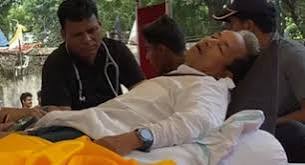नई दिल्ली के जंतर-मंतर पर भूख हड़ताल पर बैठे सामाजिक कार्यकर्ता सोनम वांगचुक का स्वास्थ्य परीक्षण करते डॉक्टर।