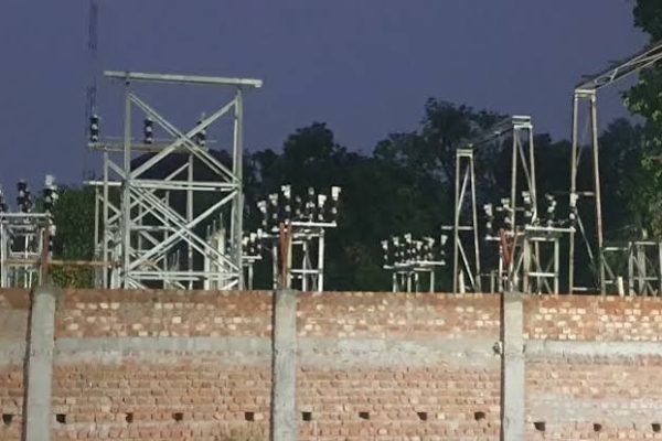 महुआडांड़ के शाहिद चौक में एनसीसी लिमिटेड द्वारा नया बिजली ट्रांसफार्मर स्थापित किए जाने का दृश्य।
