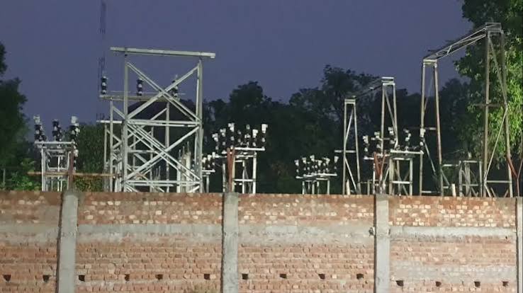 महुआडांड़ के शाहिद चौक में एनसीसी लिमिटेड द्वारा नया बिजली ट्रांसफार्मर स्थापित किए जाने का दृश्य।