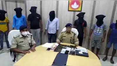 देवघर साइबर क्राइम पुलिस गिरफ्तारी के दौरान जब्त किए गए मोबाइल, सिम कार्ड और कार।