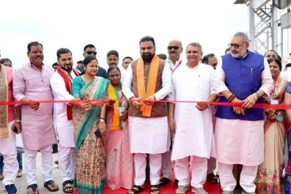 बिहार के मुख्यमंत्री सम्राट चौधरी शिवहर के बेलवा में बागमती-बूढ़ी गंडक लिंक चैनल का लोकार्पण और निरीक्षण करते हुए।