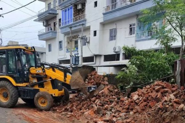 रांची के मोरहाबादी और हरमू चौक पर डूरंड कप की तैयारियों को लेकर अतिक्रमण हटाती नगर निगम टीम।