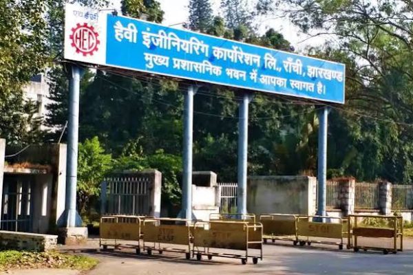 रांची के एचईसी परिसर में 30 महीने के बकाया वेतन भुगतान की मांग करते कर्मचारी।