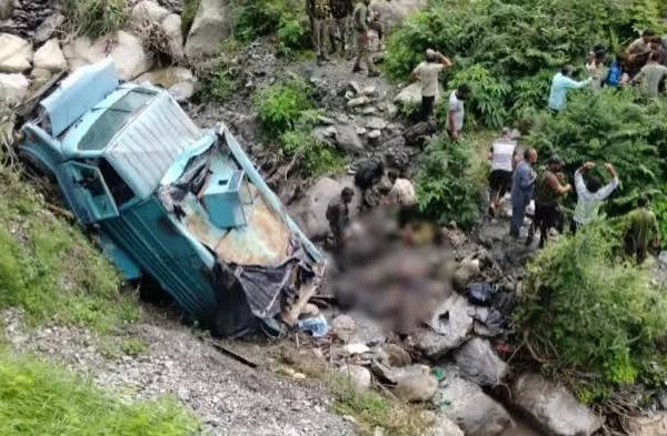 जम्मू-कश्मीर के गांदरबल में श्रीनगर-लेह राष्ट्रीय राजमार्ग पर सोनमर्ग सुरंग के पास पलटा सीआरपीएफ का वाहन