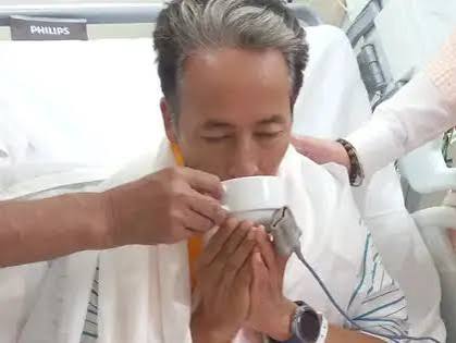 सरकार के लिखित आश्वासन के बाद अनशन समाप्त करते सोनम वांगचुक और उपस्थित प्रतिनिधि