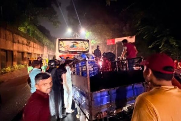जमशेदपुर के साकची में गरमनाला रोड पर दुर्घटनाग्रस्त टेंपो और मौके पर जांच करती साकची पुलिस।