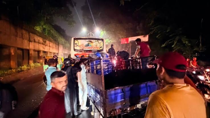 जमशेदपुर के साकची में गरमनाला रोड पर दुर्घटनाग्रस्त टेंपो और मौके पर जांच करती साकची पुलिस।