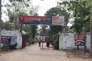 गया के इमामगंज में नाबालिग से दुष्कर्म के आरोपी आशीष कुमार को गिरफ्तार करती पुलिस टीम