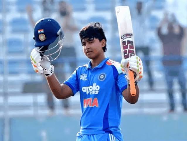 इंग्लैंड के खिलाफ टी20 मैच में भारत के लिए डेब्यू कर इतिहास रचने वाले युवा बल्लेबाज वैभव सूर्यवंशी।