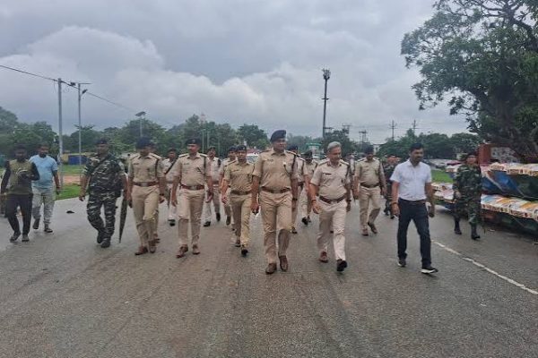 रांची में जगन्नाथपुर रथ यात्रा की तैयारियों को लेकर मार्ग का निरीक्षण करते उपायुक्त और एसएसपी।