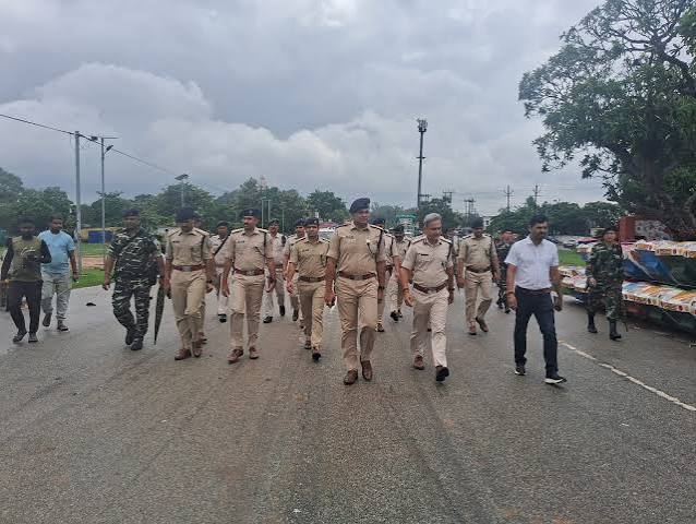 रांची में जगन्नाथपुर रथ यात्रा की तैयारियों को लेकर मार्ग का निरीक्षण करते उपायुक्त और एसएसपी।