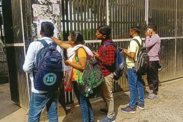 रांची में पॉलिटेक्निक प्रवेश परीक्षा 2026 के लिए बनाए गए परीक्षा केंद्र के बाहर मुस्तैद सुरक्षा बल।