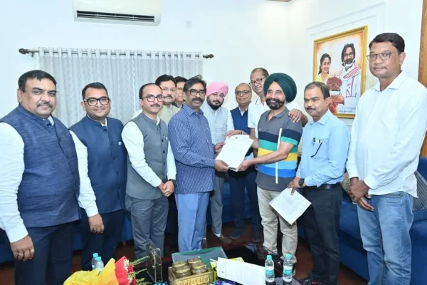 गिरिडीह के उद्योगपति डॉ. अमरजीत सिंह सलूजा के नेतृत्व में मुख्यमंत्री हेमंत सोरेन को ज्ञापन सौंपता शिष्टमंडल।