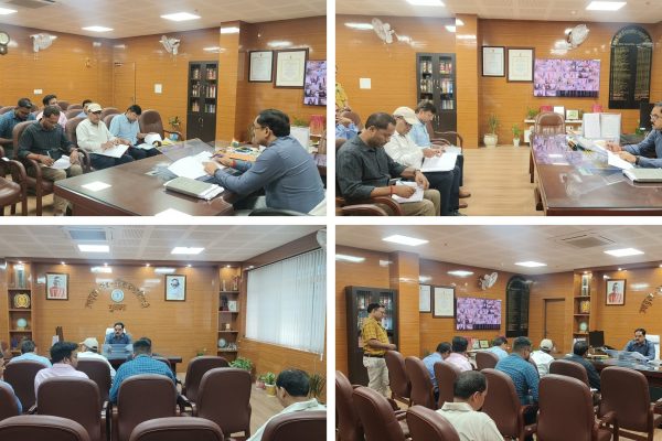 गुमला समाहरणालय में तकनीकी विभागों की समीक्षा बैठक की अध्यक्षता करते उपायुक्त दिलेश्वर महत्तो।