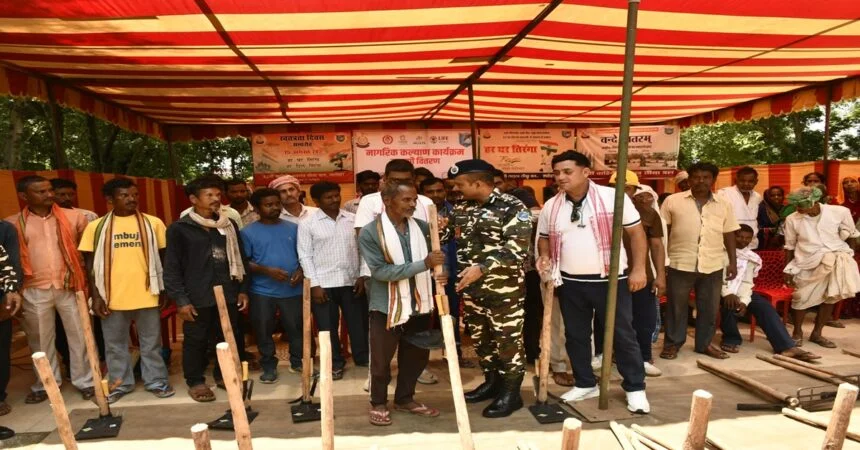 लातेहार के गारु में एसएसबी 32वीं वाहिनी द्वारा किसानों को कृषि उपकरण वितरित करते अधिकारी