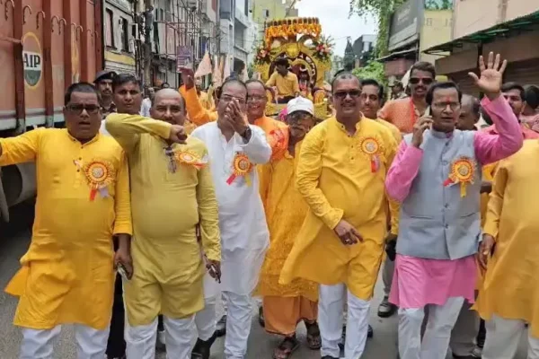 गिरिडीह के झंडा मैदान से लव-कुश जयंती पर कुशवाहा समाज द्वारा निकाली गई भव्य शोभायात्रा।