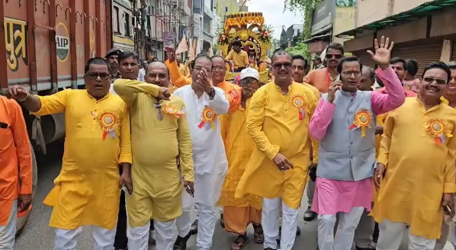 गिरिडीह के झंडा मैदान से लव-कुश जयंती पर कुशवाहा समाज द्वारा निकाली गई भव्य शोभायात्रा।