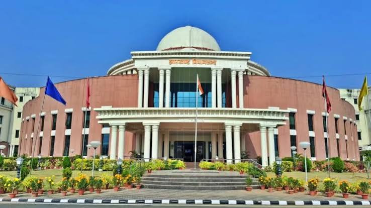झारखंड विधानसभा में छात्रों पर लाठीचार्ज के विरोध में हंगामा करते भाजपा विधायक।