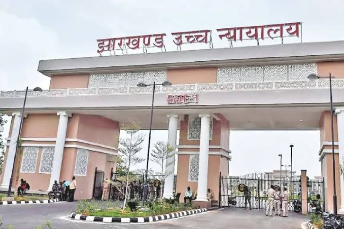 रिटायर कर्मचारी के बकाया भुगतान मामले में आदेश जारी करता झारखंड हाईकोर्ट का भवन