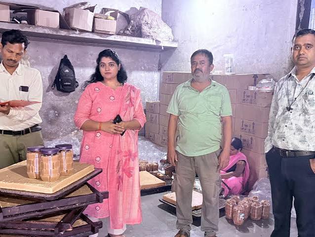 भिलाई के बैकुंठ धाम में बिना लाइसेंस और गंदगी में बन रही मिठाई की दुकान सील।