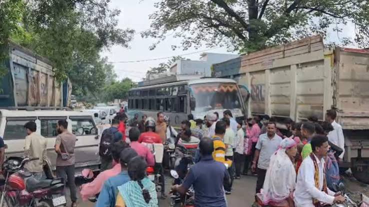 कोरबा के कटघोरा में बस और बोलेरो की भीषण टक्कर के बाद राहत कार्य में जुटे लोग
