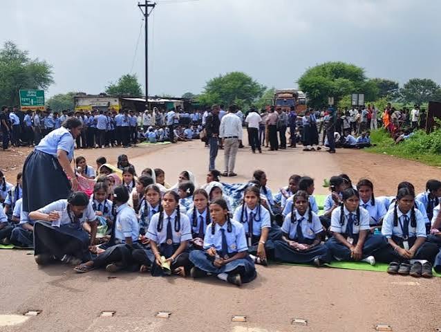दुर्ग के पेंड्रावन में आत्मानंद स्कूल के छात्रों का शिक्षकों की कमी को लेकर चक्काजाम प्रदर्शन