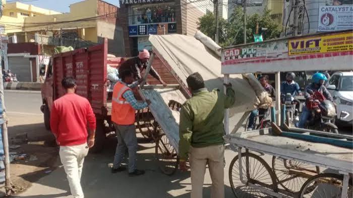 रांची नगर निगम द्वारा लाइन टैंक और करमटोली मार्ग पर चलाया गया अतिक्रमण रोधी अभियान