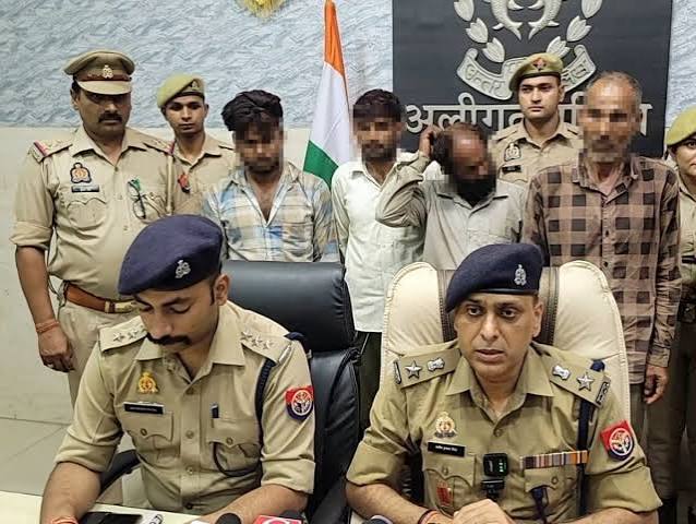 छत्तीसगढ़ की बच्चियों की मानव तस्करी करने वाले गिरोह के 5 आरोपियों को गिरफ्तार करती अलीगढ़ पुलिस