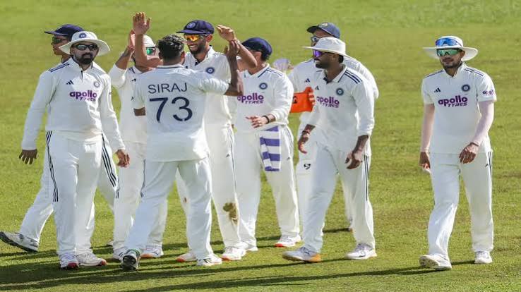 गॉल में श्रीलंका को 165 रन से हराकर जश्न मनाते भारतीय क्रिकेट टीम के खिलाड़ी।