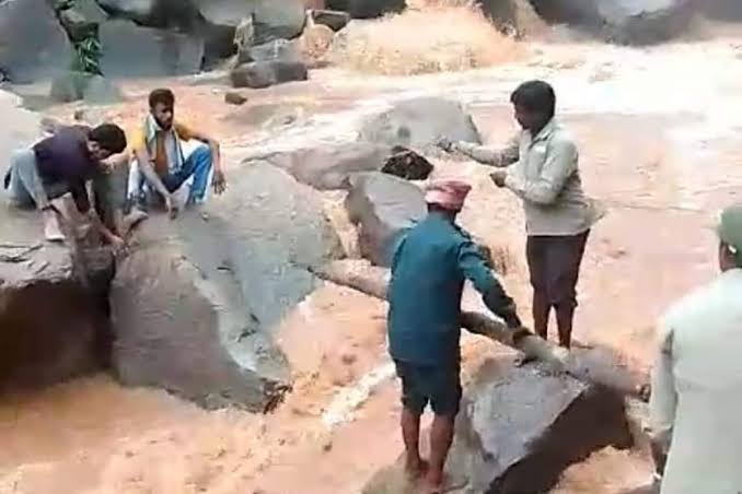 महुआडांड़ स्थित प्रसिद्ध लोध फाल में सीसीटीवी कैमरे लगाने के लिए स्थल निरीक्षण करते अधिकारी।