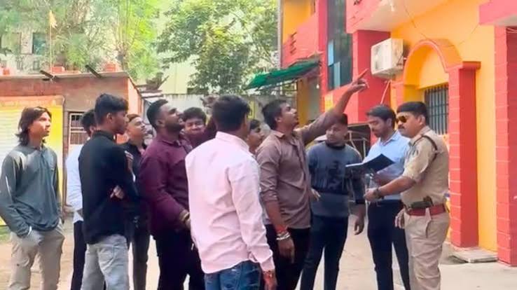 धमतरी में कथित चंगाई सभा के विरोध में प्रदर्शन करते हिंदू जागरण मंच के कार्यकर्ता