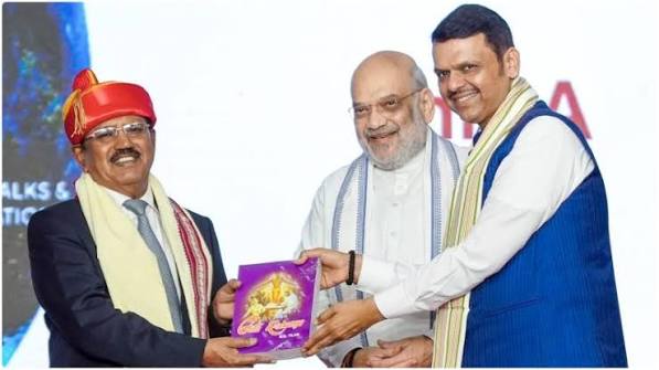 पुणे में लोकमान्य तिलक राष्ट्रीय पुरस्कार ग्रहण करने के बाद संबोधित करते एनएसए अजित डोभाल।