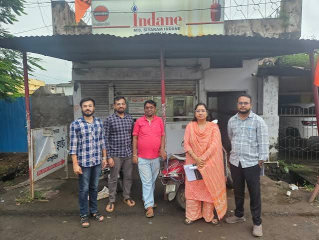 गौरेला में खाद्य विभाग द्वारा सियाराम गैस एजेंसी के गोदाम पर छापेमारी के दौरान जब्त एलपीजी सिलिंडर