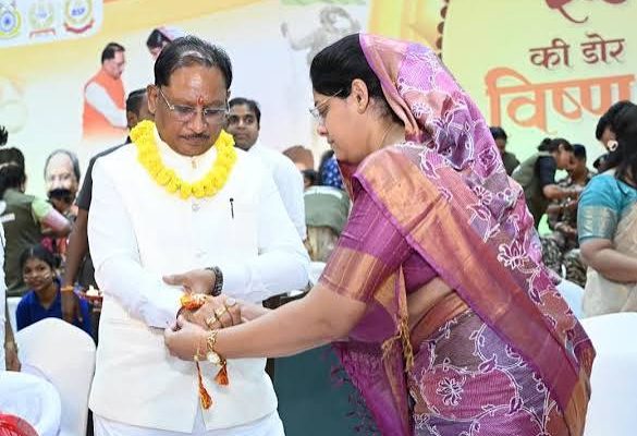 रायपुर स्थित मुख्यमंत्री निवास में रक्षाबंधन के अवसर पर मुख्यमंत्री विष्णु देव साय को राखी बांधती छत्तीसगढ़ की बहनें।