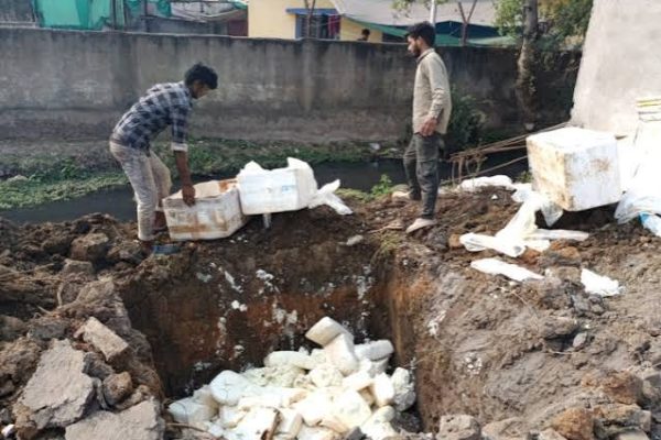 रायपुर रेलवे स्टेशन पर आरपीएफ और खाद्य सुरक्षा विभाग द्वारा जब्त किया गया 600 किलो संदिग्ध पनीर।